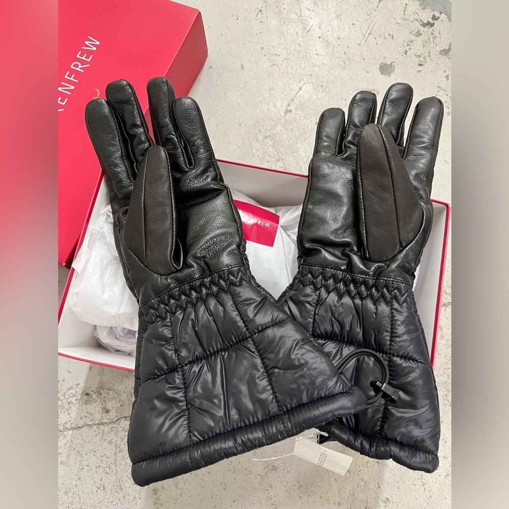 Ladies Mackage “Adley” black ski gloves nwt